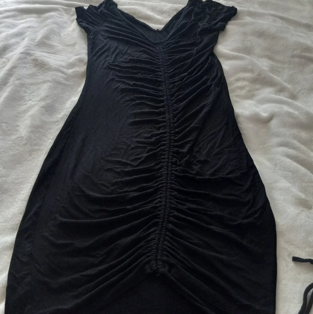 FASHION NOVA BLACK RUCHED SHORT SLEEVE V NECKLINE DRESS. WOMENS SIZE M. - Picture 3 of 10